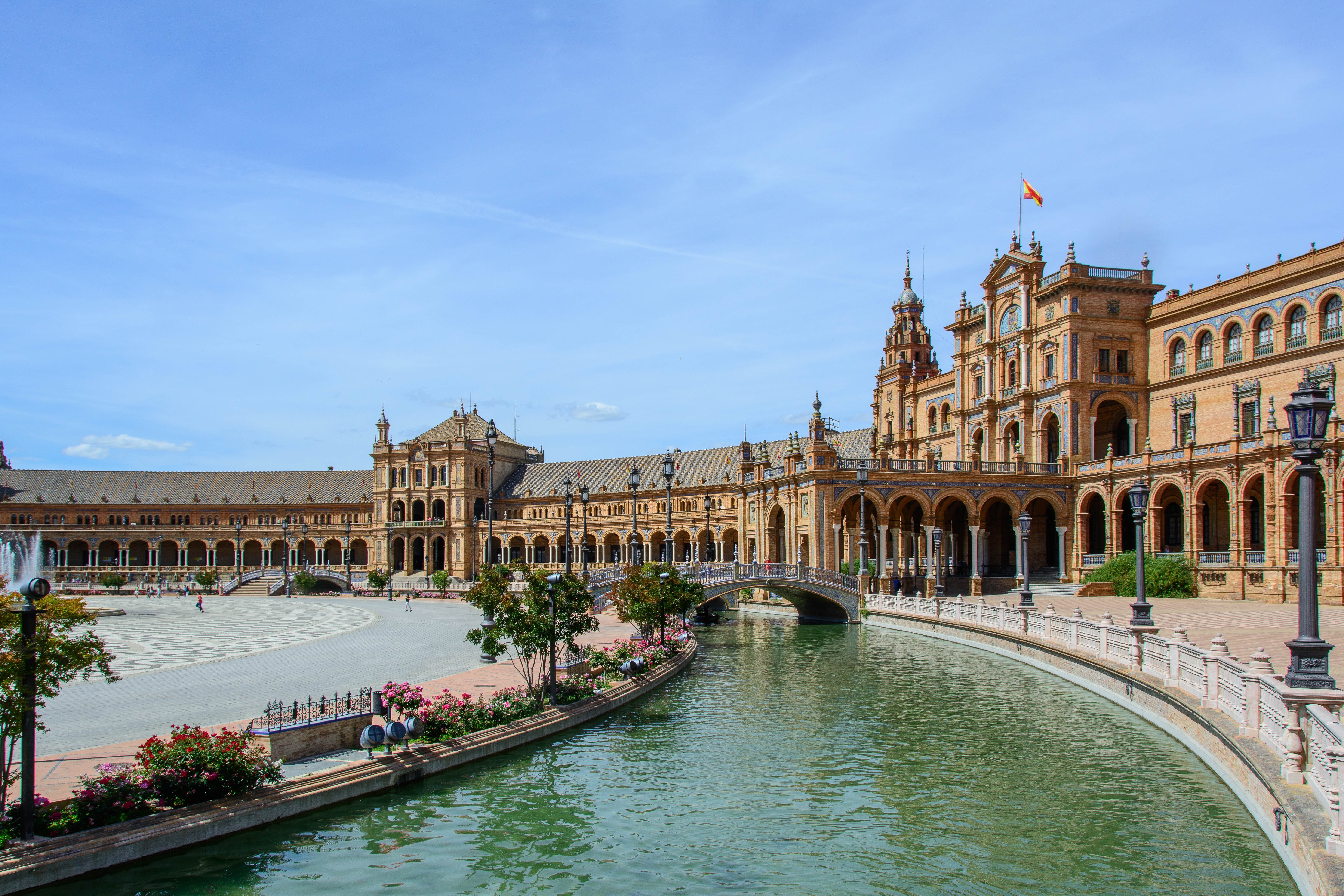 Author: bogitw https://pixabay.com/es/photos/plaza-de-la-ciudad-espa%C3%B1a-sevilla-825551/ 
